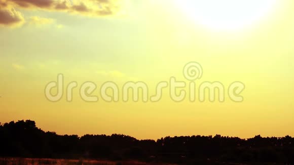 日落时分飞行的美丽照片视频的预览图