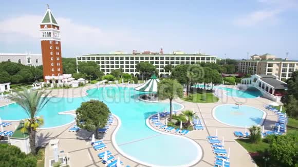 一大早就和没人一起去游泳池录像度假胜地的棕榈树豪华游泳池视频的预览图