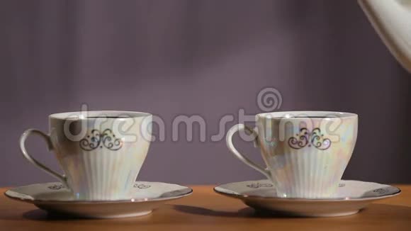 茶被倒进杯子里视频的预览图