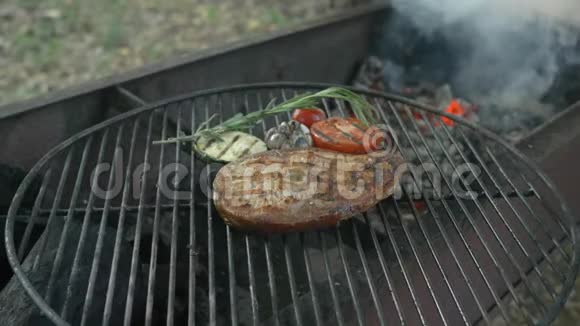健康的鱼菜用白海鱼在烤架上煎牛排配烤蔬菜装饰烹饪视频的预览图