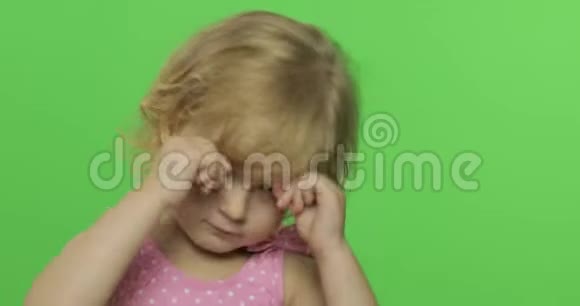 积极的女孩有感情地做脸穿着粉红色的泳衣微笑色度键视频的预览图