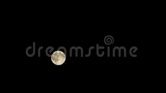 夜空中月亮的移动视频的预览图