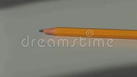 从白色办公桌上取出的木制铅笔视频的预览图