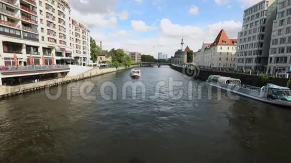 柏林城市天际线博物馆岛和柏林电视塔旅游船在河流狂欢视频的预览图