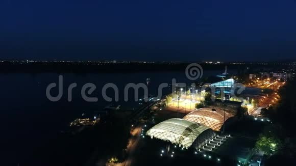 夜间河岸体育设施鸟瞰图视频的预览图