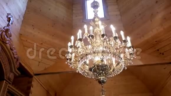 一座小木教堂的内部视频的预览图