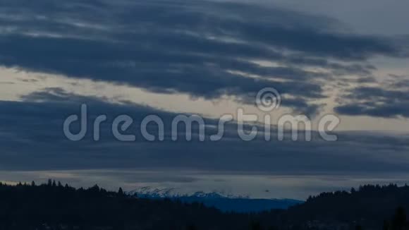 在波特兰或4k的胡德山上空最终出现透镜状云视频的预览图