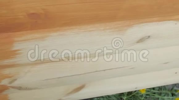 用棕色画笔将手插在防护手套上画木木板屋墙视频的预览图