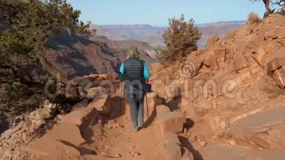 大峡谷中活跃的成熟胖女人徒步旅行视频的预览图
