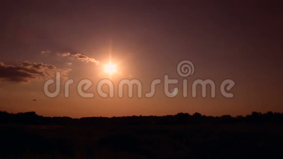 黄昏飞机在日落时飞行轮廓温暖商务成功旅游视频的预览图
