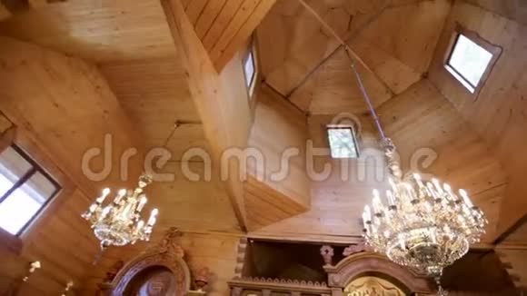 一座小木教堂的内部视频的预览图