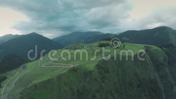 高加索山区村庄史诗级飞行山和格鲁吉亚山谷美景自然乔治亚动物水墙无人机4k视频的预览图