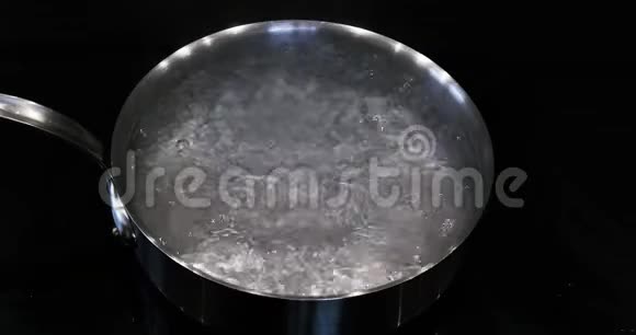平底锅中的热水实时4K视频的预览图