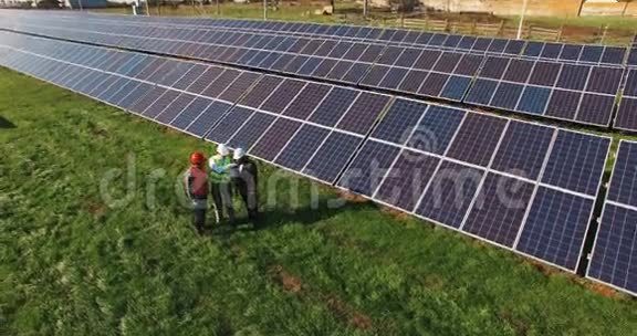 三名太阳能农场的技术人员视频的预览图