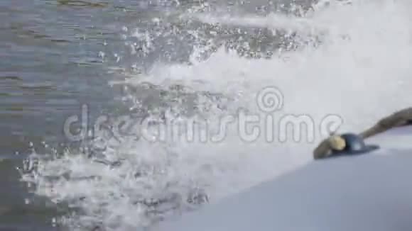 摩托艇在水面上溅起水花视频的预览图