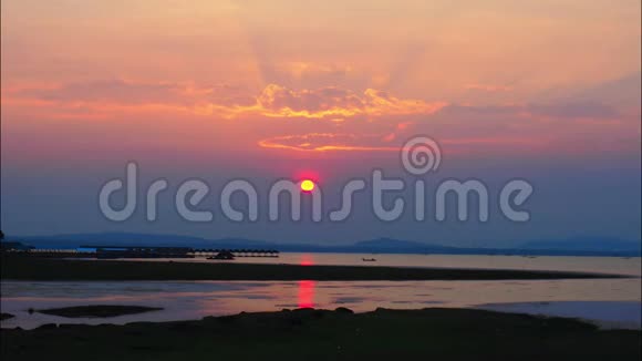 从泰国边境越过红河的美丽日出的时间流逝视频的预览图