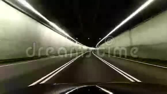 在隧道里开车视频的预览图