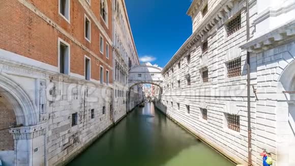 贡多拉斯漂浮在运河上朝锡尔时代的庞特迪索斯皮里桥走去意大利威尼斯视频的预览图