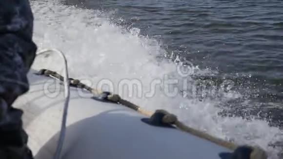 摩托艇在水面上溅起水花视频的预览图