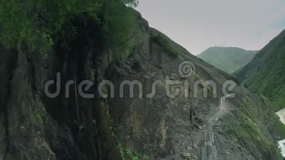 危险路高加索山脉史诗飞行山丘高加索美丽自然乔治亚动物水墙无人机4k视频的预览图