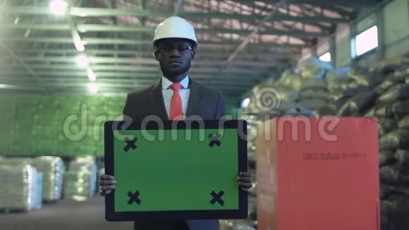 悲伤的非洲商人带着色彩的标志视频的预览图