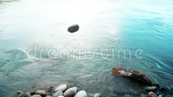 时光流逝阿尔泰西伯利亚石头掉进水里冲洗水面视频的预览图