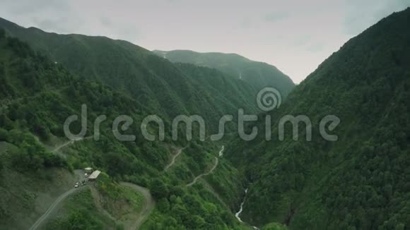 危险路高加索山脉史诗飞行山丘高加索美丽自然乔治亚动物水墙无人机4k视频的预览图