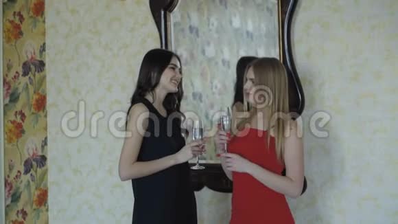 三个穿裙子的漂亮女孩在闲聊喝香槟视频的预览图