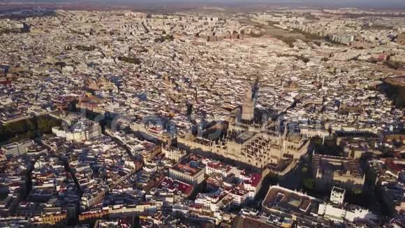 西班牙塞维利亚历史城市和大教堂的鸟瞰图视频的预览图