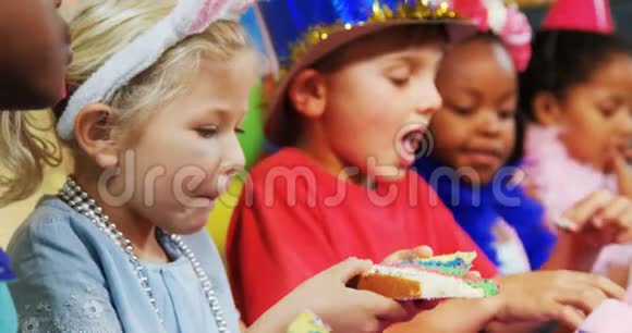孩子们在生日派对期间吃蛋糕视频的预览图