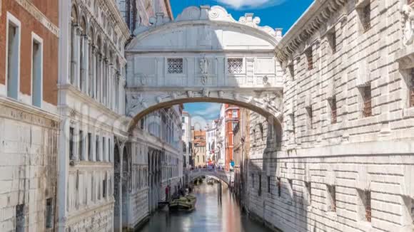 贡多拉斯漂浮在运河上朝锡尔时代的庞特迪索斯皮里桥走去意大利威尼斯视频的预览图