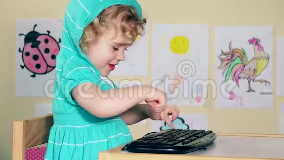顽皮的小女孩打字键盘和自己说话视频的预览图