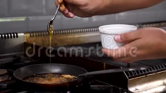 在餐厅厨房做饭准备一个汤视频的预览图