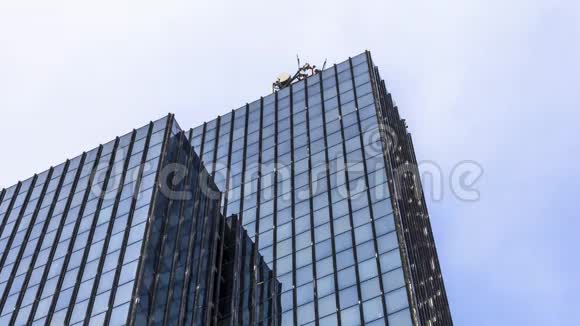 4一座高大的玻璃摩天大楼的时间视频的预览图