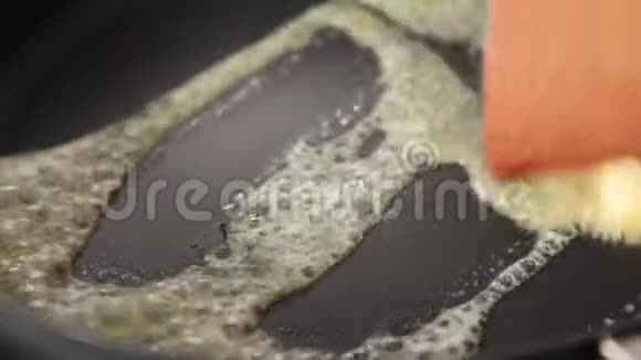 融化的黄油滑在锅里视频的预览图