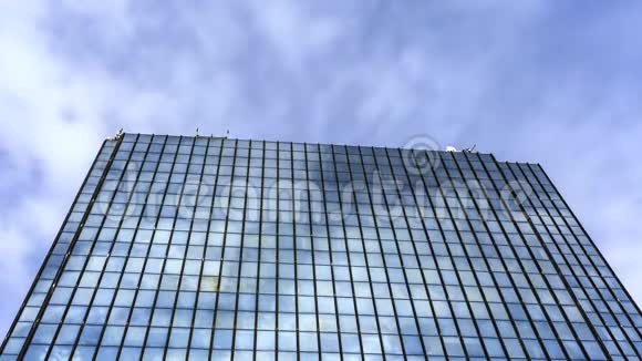 4一座高大的玻璃摩天大楼的时间视频的预览图