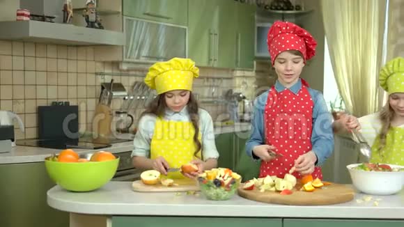 三个孩子在做饭视频的预览图