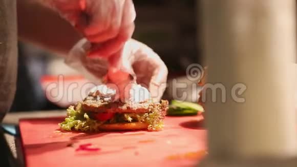 一位专业厨师准备了一个芝士汉堡里面有一大块排骨和一份沙拉视频的预览图