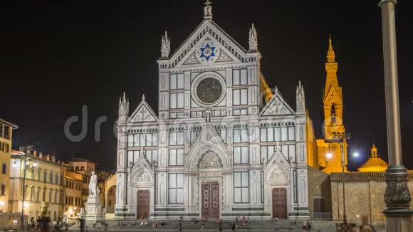 佛罗伦萨圣克罗伊广场夜间游客与圣克罗伊教堂游客视频的预览图