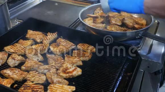 腌制的肉在烤架上油炸餐厅的厨房大块的肉从上面看视频的预览图