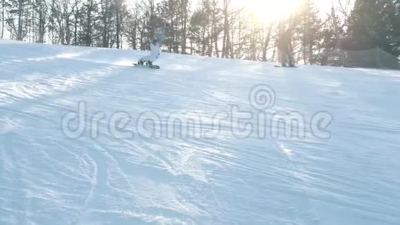冬季滑雪板一个人在山上滑冰视频的预览图