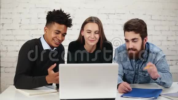 微笑年轻的混合种族群体年轻的专业人员微笑同时举行商业会议或讨论通过视频的预览图