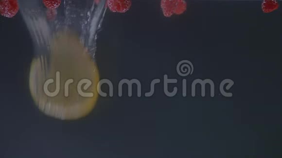 许多覆盆子和柠檬掉进水里视频的预览图
