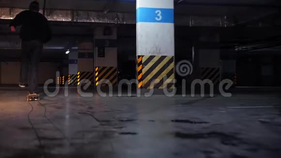 地下停车场一个正在玩滑板的年轻人视频的预览图