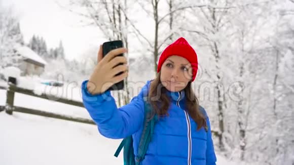 喀尔巴阡山年轻女性使用智能手机在山景美景的背景下拍摄自拍照片视频的预览图
