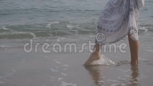 这个女人踢水在SLOMO中产生飞溅欧洲女性视频的预览图