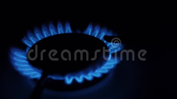 燃气燃烧器火蓝色火焰黑色背景气体视频的预览图