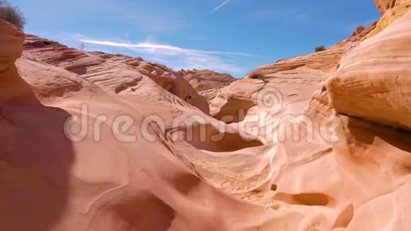 红峡谷4K滑水重击干峡镜头镜头移动视频的预览图