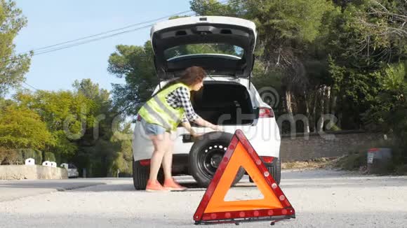 汽车故障女人在路上换轮胎视频的预览图