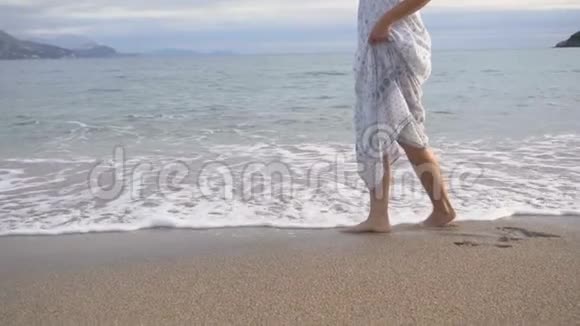 这个女人踢水在SLOMO中产生飞溅欧洲女性视频的预览图